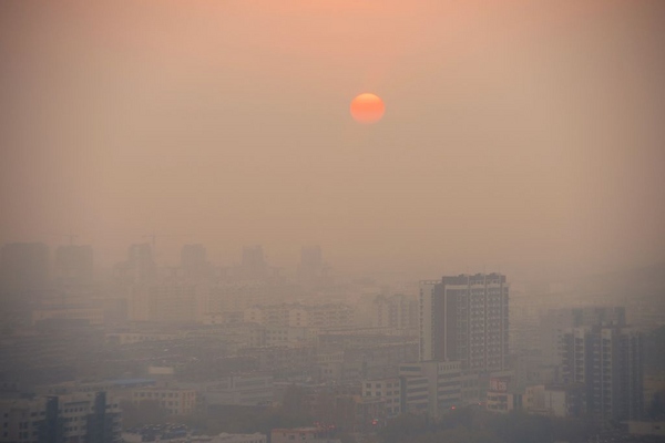 雾霾下的夕阳日落