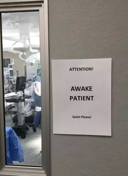 手术室甚至会贴上警示标志：注意！患者醒着呢… 拍摄者：Dr.Stavros Memtsoudis